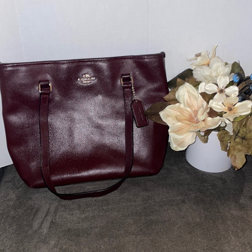 Beautiful burgundy carryall bag from Coach. Burgundy color